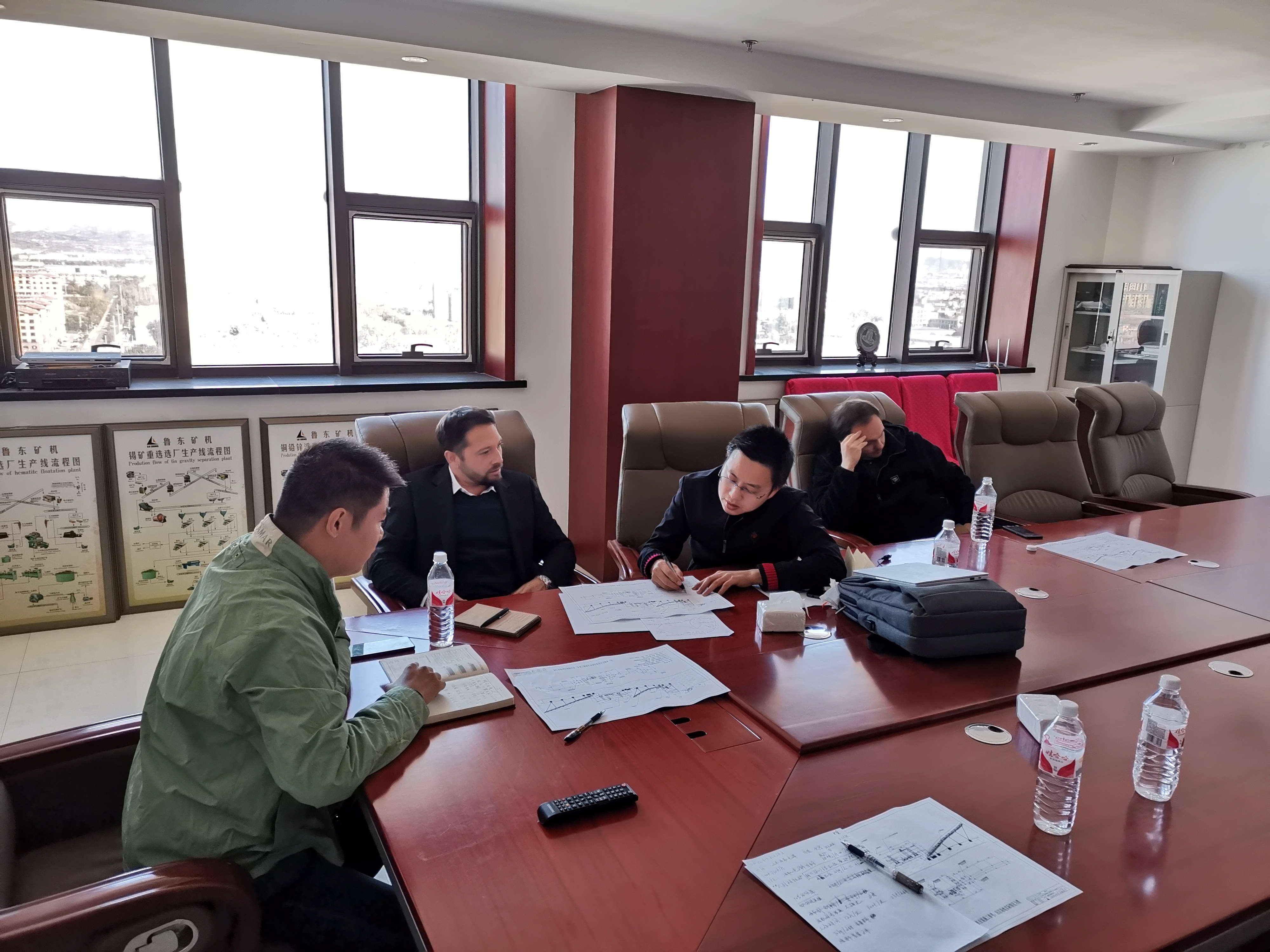 智利客戶來魯東礦機考察造粒機